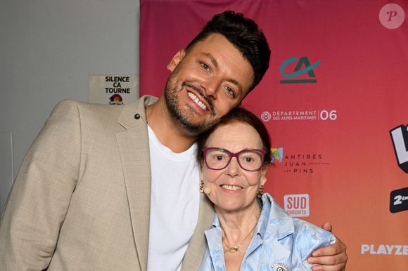 Exclusif - Kev Adams et sa grand-mère Claudine au photocall lors de l'enregistrement de l'émission "L'humour à la plage" pour la 2eme édition du festival de Juan les Pins à la pinède Gould le 27 juin 2025. © Bruno Bebert / Bestimage