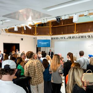 Le tout premier sac Hermès Birkin, conçu pour Jane Birkin en 1985, a été vendu aux enchères pour 8,58 millions d'euros chez Sotheby's Paris, lors de la vente aux enchères "Fashion Icons" à Paris, France, le 10 juillet 2025. © Jonathan Jacob/Bestimage