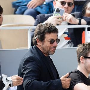 Patrick Bruel, ses fils Oscar et Leon Bruel dans les tribunes lors des Internationaux de France de Tennis de Roland Garros 2025. Paris © Jacovides / Moreau / Bestimage