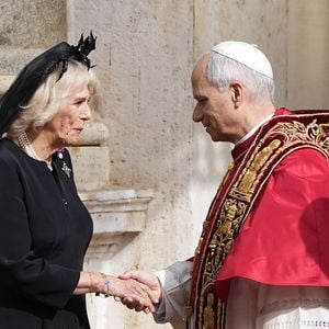 Le roi Charles III d'Angleterre et Camilla Parker Bowles, reine consort d'Angleterre, quittent le pape Léon XIV après avoir assisté au service œcuménique dans la chapelle Sixtine au Vatican, le 23 octobre 2025. Photo par PA Photo/ Bestimage