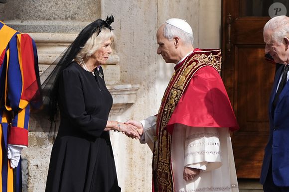 Le roi Charles III d'Angleterre et Camilla Parker Bowles, reine consort d'Angleterre, quittent le pape Léon XIV après avoir assisté au service œcuménique dans la chapelle Sixtine au Vatican, le 23 octobre 2025. Photo par PA Photo/ Bestimage