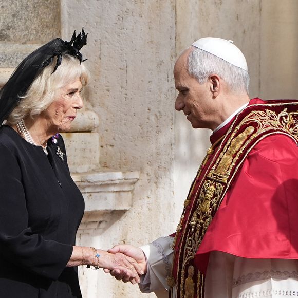 Le roi Charles III d'Angleterre et Camilla Parker Bowles, reine consort d'Angleterre, quittent le pape Léon XIV après avoir assisté au service œcuménique dans la chapelle Sixtine au Vatican, le 23 octobre 2025. Photo par PA Photo/ Bestimage