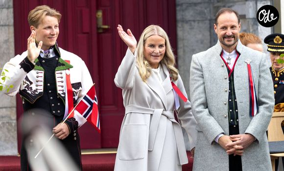 La princesse héritière Mette-Marit, le prince héritier Haakon, le prince Sverre Magnus accueillent le défilé des enfants d’Asker lors des célébrations de la fête nationale norvégienne de 2026 au manoir de Skaugum à Asker, près d’Oslo, en Norvège, le 17 mai 2026. 

Dana Press / Bestimage