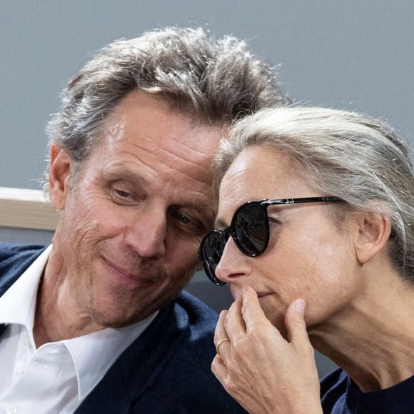 Lundi 25 août, elle prenait pour la première fois les commandes de la tranche 18/20h sur RTL.

Anne-Sophie Lapix et son mari Arthur Sadoun en tribunes lors des Internationaux de France de Tennis de Roland Garros 2025, à Paris, France, le 6 juin 2025. © Jacovides-Moreau/Bestimage