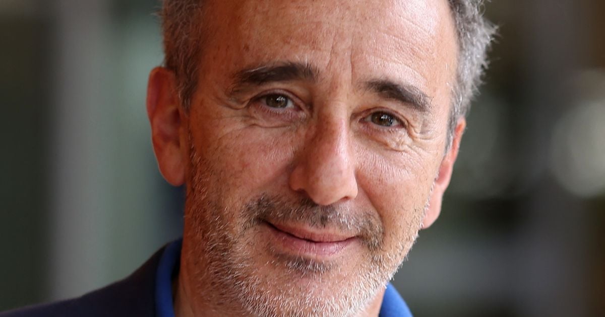Elie Semoun est papa pour la deuxième fois à 61 ans, l'acteur partage une  première photo de bébé : "Un petit monsieur est né" - Purepeople