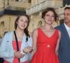 Emilie Dequenne formait une famille recomposée avec son mari Michel Ferracci
Emilie Dequenne, sa fille Milla, son fiancé Michel Ferracci, et le fils de ce dernier - Cérémonie de clôture du festival romantique de Cabourg. © Denis Guignebourg / Bestimage