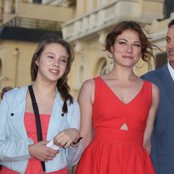 Emilie Dequenne formait une famille recomposée avec son mari Michel Ferracci

Emilie Dequenne, sa fille Milla, son fiancé Michel Ferracci, et le fils de ce dernier - Cérémonie de clôture du festival romantique de Cabourg. © Denis Guignebourg / Bestimage