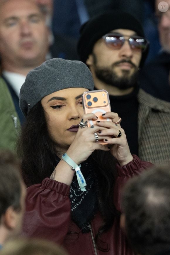 Hoshi avec une amie dans les tribunes du match de football de qualification pour la coupe du monde 2026 opposant la France à Azerbaïdjan (3-0) au Parc des Princes à Paris, France, le 10 octobre 2025. © Cyril Moreau/Bestimage