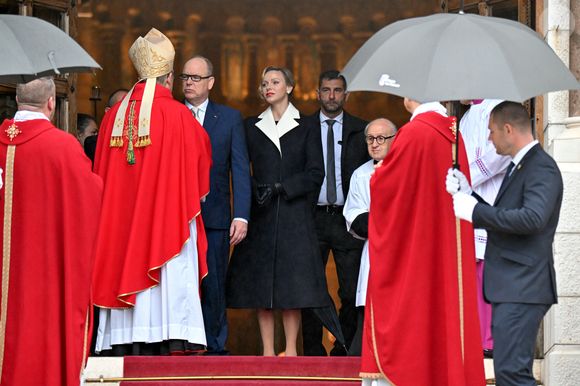 Le prince Albert II de Monaco et la princesse Charlene assistent à la messe pontificale dans le cadre de la célébration de la Sainte Devote, sainte patronne de Monaco, à Monaco le 27 janvier 2025. © Bruno Bebert / Bestimage