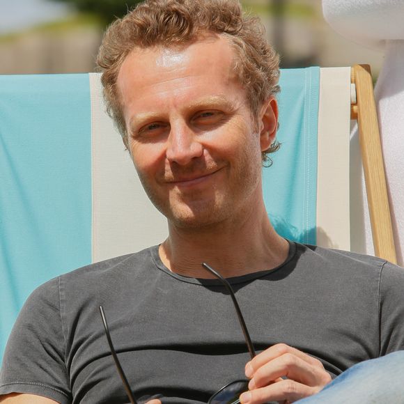 Il s'agit de Sinclair, qui explique qu’après une période difficile à Paris, marquée par la dépression, il a décidé de s’installer à Arles.

Sinclair - Photocall "Fête Givrée" à Disneyland Paris à Marne-la-Vallée le 30 mai 2015
Christophe Clovis / Bestimage