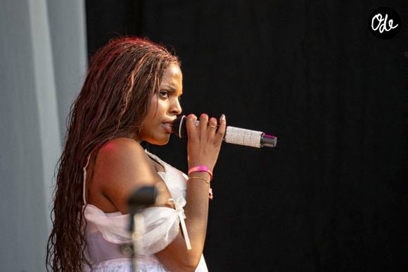 Dans un long message publié sur Instagram, elle explique que sa mère est victime de violences, de harcèlement et de menaces depuis quinze ans.

Mentissa se produit sur la scène du festival "Printemps de Pérouges" au château de Saint-Maurice-de-Rémens le 28/06/2026.

© Sandrine Thesillat/Psnewz/Bestimage