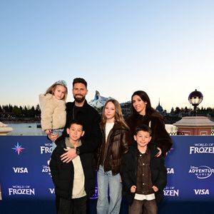 mais aussi Olivier Giroux venu en famille avec sa femme Jennifer et leurs enfants.

Olivier Giroud et sa femme Jennifer avec leurs enfants - Inauguration du village de la Reine des Neiges sur le site de Disneyland Paris à Marne-la-Vallée le 28 mars 2026. © Disneyland Paris via Bestimage