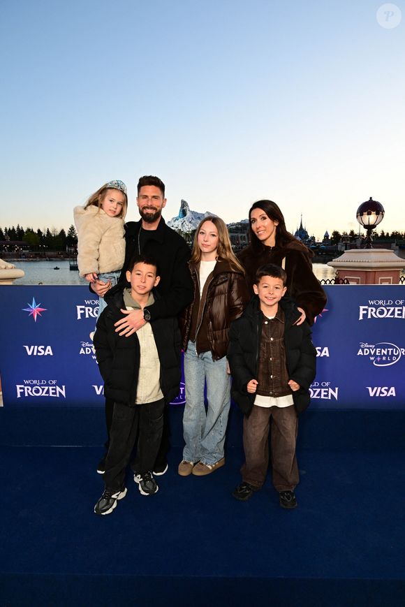 mais aussi Olivier Giroux venu en famille avec sa femme Jennifer et leurs enfants.

Olivier Giroud et sa femme Jennifer avec leurs enfants - Inauguration du village de la Reine des Neiges sur le site de Disneyland Paris à Marne-la-Vallée le 28 mars 2026. © Disneyland Paris via Bestimage
