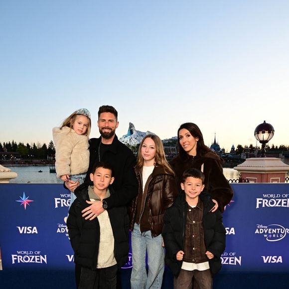 mais aussi Olivier Giroux venu en famille avec sa femme Jennifer et leurs enfants.

Olivier Giroud et sa femme Jennifer avec leurs enfants - Inauguration du village de la Reine des Neiges sur le site de Disneyland Paris à Marne-la-Vallée le 28 mars 2026. © Disneyland Paris via Bestimage