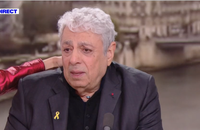 Enrico Macias en sanglots sur le plateau d'Apolline de Malherbe, elle se lève pour le réconforter