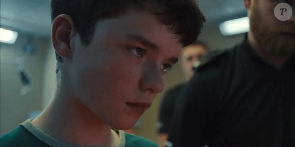 sans s'attacher à l'origine du tueur, mais en réfléchissant sur l'effet néfaste des réseaux sociaux sur la mentalité des ados.

Image de la série britannique Netflix qui fait grand bruit, "Adolescence"