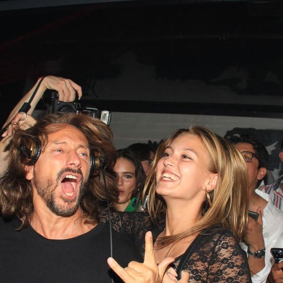 Née le 14 août 2004 à Paris, Paloma Lefriant grandit ainsi dans un environnement bercé par les platines et la culture club.

Bob Sinclar et sa fille Paloma Le Friant - Bob Sinclar mixe aux platines devant ses enfants lors d'une soirée au VIP Room à Saint-Tropez le 26 juillet 2023. © Philippe Baldini/Bestimage