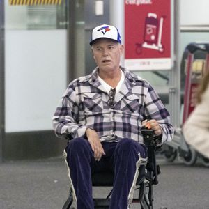10/16/2025 EXCLUSIF : Eric Dane est aperçu dans un fauteuil roulant alors qu'il quitte l'aéroport international de Toronto. L'acteur américain de 52 ans et star d'Euphoria s'est engagé à continuer à travailler et à se battre dans le cadre de son combat contre la SLA.

Photo : The ImageDirect / Bestimage