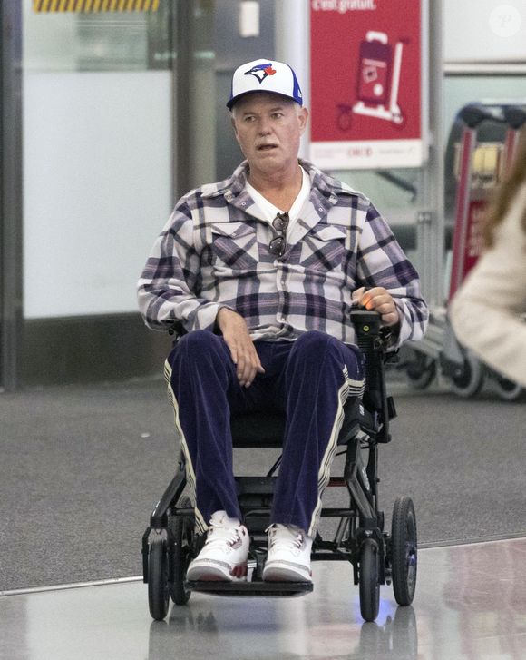 10/16/2025 EXCLUSIF : Eric Dane est aperçu dans un fauteuil roulant alors qu'il quitte l'aéroport international de Toronto. L'acteur américain de 52 ans et star d'Euphoria s'est engagé à continuer à travailler et à se battre dans le cadre de son combat contre la SLA.

Photo : The ImageDirect / Bestimage