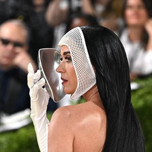 Katy Perry a fait sensation avec son masque. 
Katy Perry au Met Gala 2026 célébrant l'ouverture de l'exposition "Costume Art" qui s'est tenue le 4 mai 2026 au Metropolitan Museum of Art à New York. STARMAX / BESTIMAGE