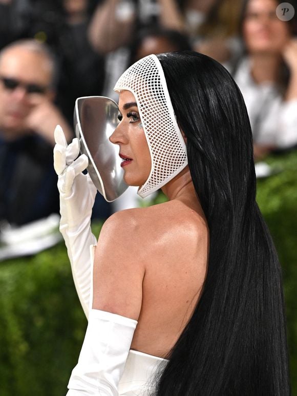 Katy Perry a fait sensation avec son masque. 
Katy Perry au Met Gala 2026 célébrant l'ouverture de l'exposition "Costume Art" qui s'est tenue le 4 mai 2026 au Metropolitan Museum of Art à New York. STARMAX / BESTIMAGE