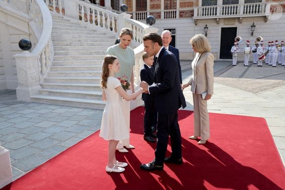Ce samedi 7 juin 2025, Emmanuel et Brigitte Macron se sont rendus à Monaco.
Le prince Albert II de Monaco, la princesse Charlène et leurs enfants accueillent le président Emmanuel Macron , sa femme Brigitte et une délégation au palais princier à Monaco le 7 juin 2025

© Ludovic Marin / Pool / Bestimage