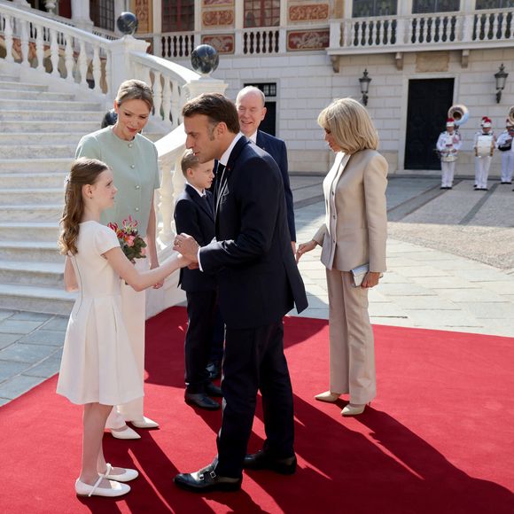 Ce samedi 7 juin 2025, Emmanuel et Brigitte Macron se sont rendus à Monaco.
Le prince Albert II de Monaco, la princesse Charlène et leurs enfants accueillent le président Emmanuel Macron , sa femme Brigitte et une délégation au palais princier à Monaco le 7 juin 2025

© Ludovic Marin / Pool / Bestimage