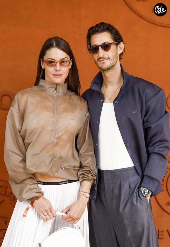 Pierre Niney et sa compagne Natasha Andrewsà Roland Garros 2026, à Paris, le 7 juin 2026. 

© Jacovides-Moreau/Bestimage