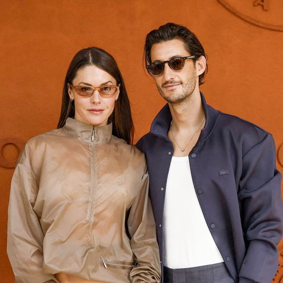 Pierre Niney et sa compagne Natasha Andrewsà Roland Garros 2026, à Paris, le 7 juin 2026. 

© Jacovides-Moreau/Bestimage