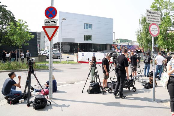 Et le second une fusillade dans une école à Graz, en Autriche

Des citoyens et des résidents déposent des fleurs et allument des bougies pour les victimes devant la clôture de l'école le 11 juin 2025 à Graz, en Autriche. Au moins dix personnes ont été tuées à la suite d'une attaque survenue plus tôt dans la journée, lorsqu'une personne armée est entrée dans l'école et a commencé à tirer. Photo : Matija Habljak/PIXSELL