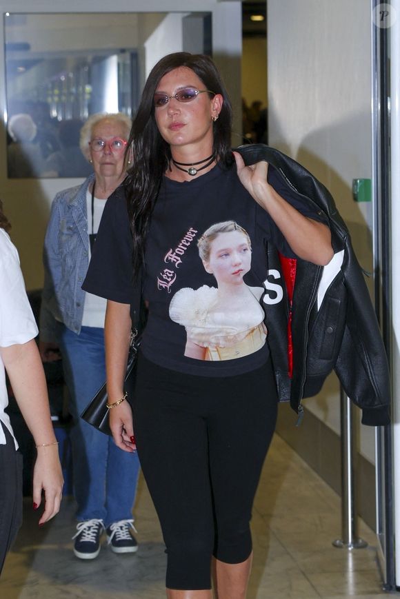 BGUK_3582915 - Cannes, FRANCE L'actrice française Adèle Exarchopoulos a été aperçue à son arrivée à l'aéroport de Nice avant le 79e Festival de Cannes, portant un ensemble entièrement noir composé d'un t-shirt graphique, d'un legging, d'un sac à bandoulière Lacoste et de mules noires. La star avait l'air à la fois confortable et chic alors qu'elle se préparait pour le festival sur la Côte d'Azur.
Sur la photo : Adele Exarchopoulos 
Backgrid UK/ Bestimage