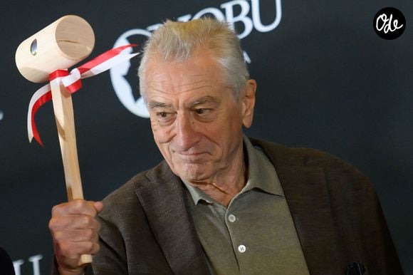 L’acteur se lève vers 5 ou 6 heures du matin pour lire ses scénarios et organiser sa journée.

L'acteur Robert De Niro au "Sake ceremony" pour l'ouverture du Nobu hotel à Via Veneto à Rome (Italie), 6 novembre 2025.

Photo : Inside/Psnewz/Bestimage