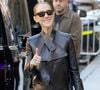 Le 14 octobre 2026, la chanteuse arborait un ensemble en cuir signé Tom Ford.

Céline Dion salue ses fans à la sortie de l’hôtel Royal Monceau à Paris avant de rejoindre La Plenitude Arena de Paris La Défense pour poursuivre sa série de concerts le 14 octobre 2026. © Christophe Aubert/Bestimage