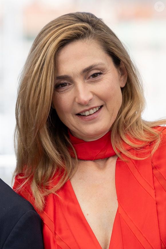 Julie Gayet - Photocall du jury de "L'Oeil d'Or" lors du 78ème Festival International du Film de Cannes, le 23 mai 2025.
© Jacovides/Moreau/Bestimage