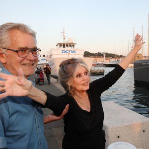 Exclusif - Brigitte Bardot et son mari Bernard d'Ormale avant qu'elle pose avec l'équipage de Brigitte Bardot Sea Shepherd, le célèbre trimaran d'intervention de l'organisation écologiste, sur le port de Saint-Tropez.
Philippe Arnassan / Nice Matin / Bestimage