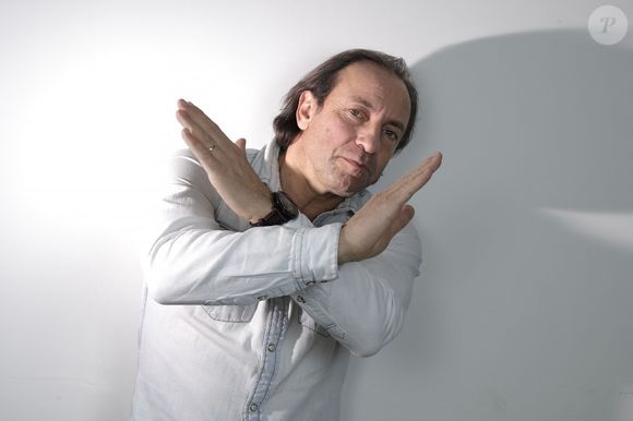 Exclusif - Portrait de Philippe Candeloro à Paris, le 6 novembre 2023. © Cédric Perrin/Bestimage