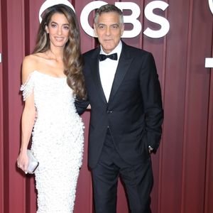 Elle a accessoirisé sa tenue avec une pochette assortie et des boucles d'oreilles diamants.

Amal et George Clooney à la soirée Radio City Music Hall lors des Tony Awards 2025 à New York le 8 juin 2025. Crédit photo : Backgrid USA / Bestimage