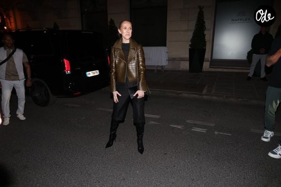 Céline Dion préfère donc rester au repos.

Céline Dion a été aperçue à Paris après une séance d’entraînement pour son prochain spectacle, saluant ses fans après ses premières répétitions. Elle portait une veste de motard en cuir effet crocodile avec un pantacourt noir, des bottines noires à bouts pointus et une pochette assortie.
Backgrid USA / Bestimage