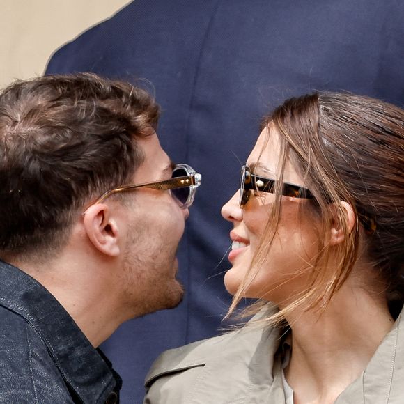 Iris Mittenaere et Antoine Dupont ont été aperçus en train de sortir ensemble d’un taxi van

Antoine Dupont et sa compagne Iris Mittenaere en tribunes lors de la finale messieurs des Internationaux de France de Tennis de Roland Garros 2025 (jour 15), à Paris, France, le 8 juin 2025. © Cyril Moreau/Bestimage
