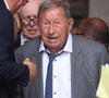 L'ancien entraîneur de légende coule aujourd'hui des jours paisibles, loin du tumulte médiatique, même s'il veille toujours d'un œil très attentif sur l'évolution de "son" club, l'AJ Auxerre.

Guy Roux lors de la sortie des obsèques de François Patriat, ancien ministre, en la collégiale de Semur-en-Auxois le 25 août 2026. © Dominique Jacovides / Bestimage