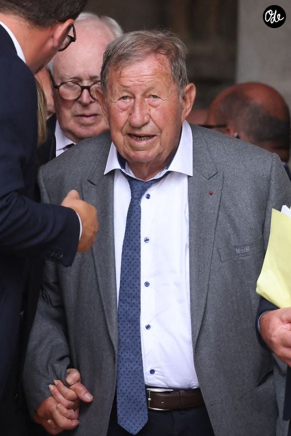 L'ancien entraîneur de légende coule aujourd'hui des jours paisibles, loin du tumulte médiatique, même s'il veille toujours d'un œil très attentif sur l'évolution de "son" club, l'AJ Auxerre.

Guy Roux lors de la sortie des obsèques de François Patriat, ancien ministre, en la collégiale de Semur-en-Auxois le 25 août 2026. © Dominique Jacovides / Bestimage