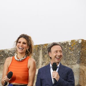 Exclusif -  Stéphane Bern, Laury Thilleman lors de l'enregistrement de l’émission La Grande Fête de Carcassonne, diffusée le samedi 6 septembre à 21.10 sur France 2, dans la Cité Médiévale de Carcassonne, France, le 24 juin 2025. © Jack Tribeca/Bestimage