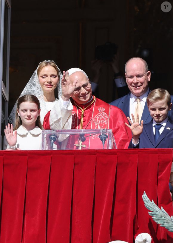 Le pape Léon XIV au balcon du palais princier avec le prince Albert II de Monaco, la princesse Charlène, le prince Jacques et la princesse Gabriella- Visite historique du pape Léon XIV à Monaco le 28 mars 2026.
© Claudia Albuquerque / Bestimage