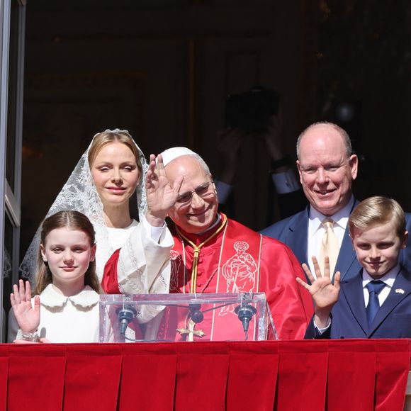 Le pape Léon XIV au balcon du palais princier avec le prince Albert II de Monaco, la princesse Charlène, le prince Jacques et la princesse Gabriella- Visite historique du pape Léon XIV à Monaco le 28 mars 2026.
© Claudia Albuquerque / Bestimage
