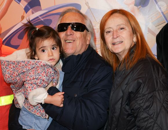 Gilbert Montagné avec sa femme et leur petite fille Ellie au photocall de la générale du spectacle "Tempo" du Cirque d'Hiver Bouglione à Paris, France, le 18 octobre 2025. © Coadic Guirec/Bestimage