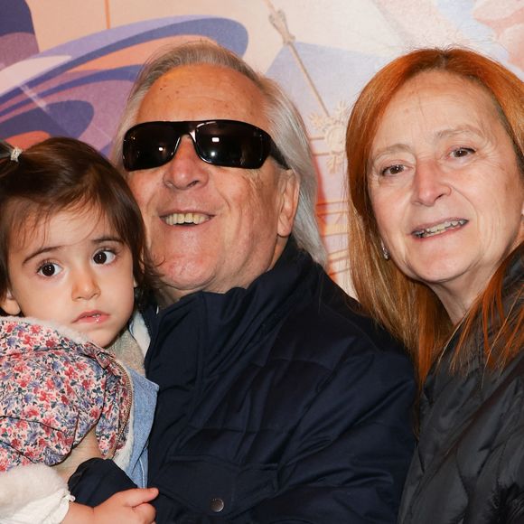 Gilbert Montagné avec sa femme et leur petite fille Ellie au photocall de la générale du spectacle "Tempo" du Cirque d'Hiver Bouglione à Paris, France, le 18 octobre 2025. © Coadic Guirec/Bestimage