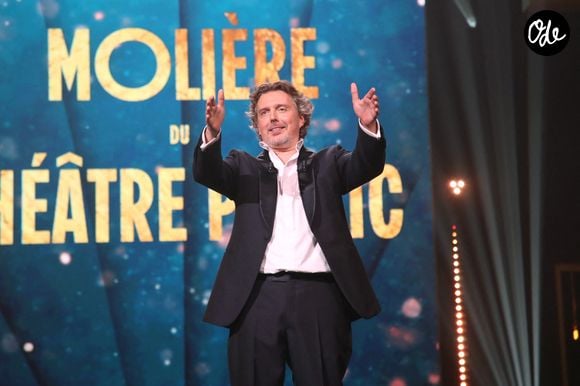 S'il évoque volontiers son anosmie avec humour, il tient à rappeler qu'il s'agit d'"un vrai handicap", notamment pour les personnes qui perdent leur odorat au cours de leur vie.

Alex Vizorek - 37ème Nuit des Molières aux Folies Bergère à Paris, France, le 04 Mai 2026. © Bertrand Rindoff / Bestimage