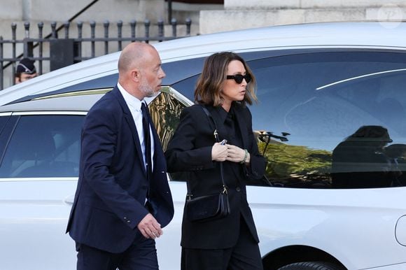 Une cérémonie ouverte au public est organisée en matinée à l'église Saint-Sulpice, dans le centre de Paris.

Laura Smet - Obsèques de Nathalie Baye en l'église Saint-Sulpice à Paris le 23 avril 2026. © Dominique Jacovides - Coadic Guirec / Bestimage