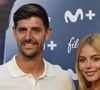 Passionnée de football depuis toujours, elle a dû interrompre sa carrière à 18 ans pour effectuer son service militaire obligatoire.

Thibaut Courtois et son épouse Mishel Gerzig à la première du documentaire "Topuria : Matador" aux cinémas Callao de Madrid, en Espagne.

© Backgrid UK/ Bestimage