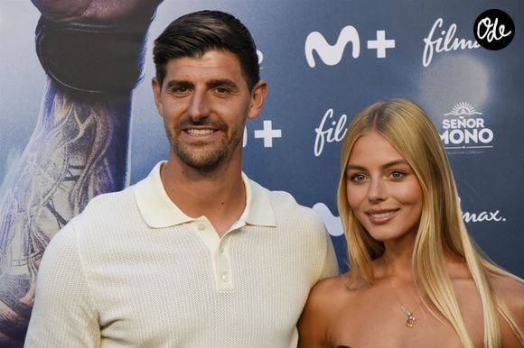 Passionnée de football depuis toujours, elle a dû interrompre sa carrière à 18 ans pour effectuer son service militaire obligatoire.

Thibaut Courtois et son épouse Mishel Gerzig à la première du documentaire "Topuria : Matador" aux cinémas Callao de Madrid, en Espagne.

© Backgrid UK/ Bestimage
